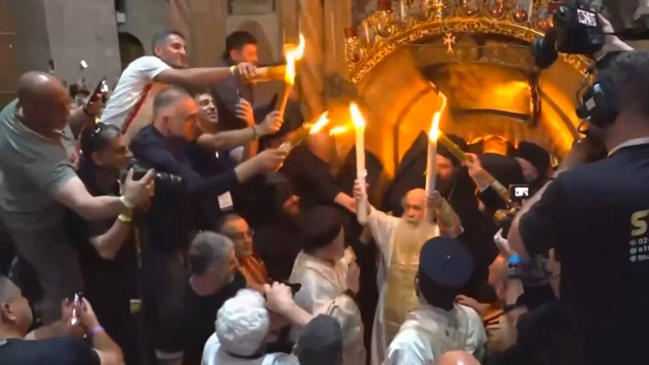 Благодатный огонь сошел в храме Гроба Господня в Иерусалиме (2025) смотреть онлайн