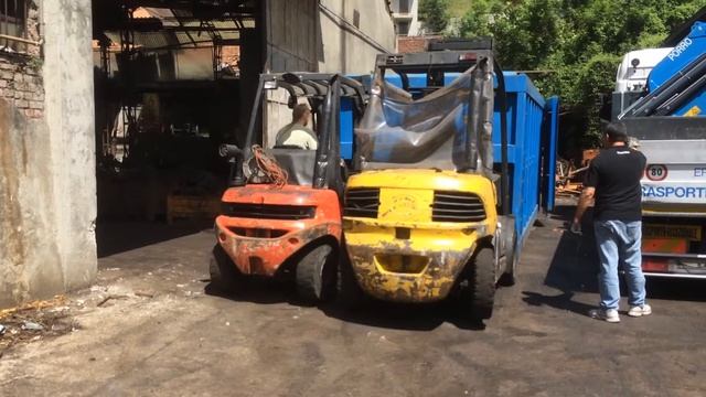 Fare l'altalenta con 2 muletti смотреть онлайн