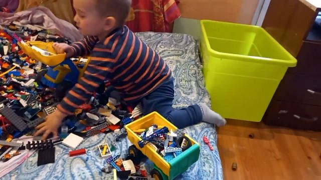 Джордж возит лего в тракторе| LEGO | Играем с трактором/ Детский трактор