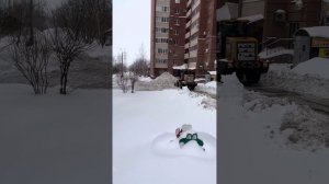 Трактор чистит снег