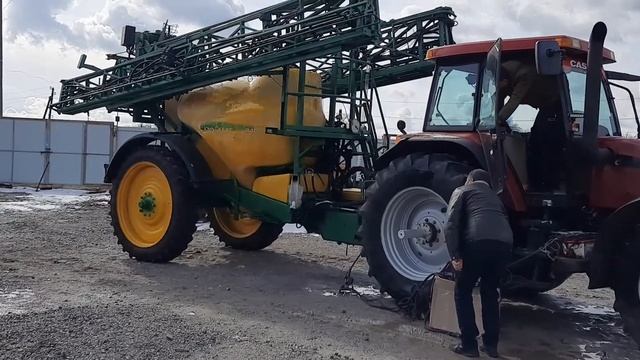 Продам прицепной опрыскиватель джон дир(36м штанга,4200л бочка).0978360878