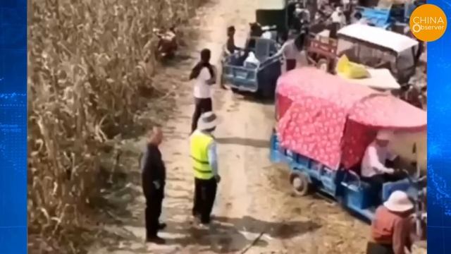 A Table Full of Food Gone in a Second, the Chinese Grab Everything! Is It Poverty Fear? смотреть онлайн