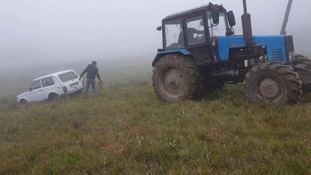 Нива етот раз очен Плохо застрял в болоте. смотреть онлайн