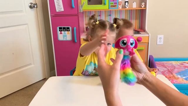 Катя и Лаврик играют с новыми игрушками Распаковка игрушек