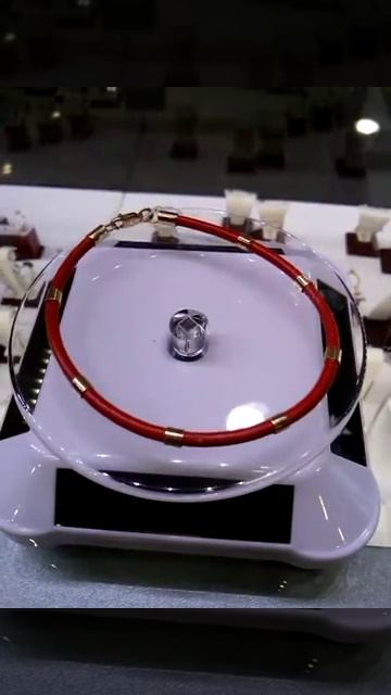 Кожаный красный браслет с золотыми вставками смотреть онлайн