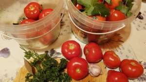 Помидоры квашеные с чесноком и петрушкой.