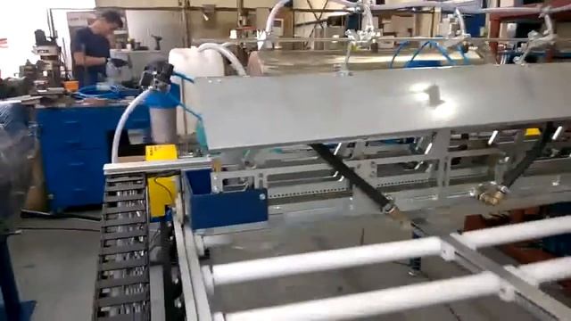 Автоматическая установка для нанесения клея производства компании "Будимпекс Ф". смотреть онлайн