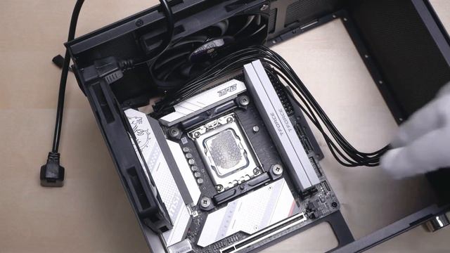 12.8Litx cases by ShinySnake---更适合学生党的小机箱，闪鳞G200 смотреть онлайн
