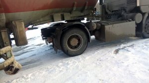 Фура буксует в снегу, на АЗС!!! Ни#уя себе!