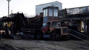 Буртоукладочная машина 65М2Б3-К с приводом от ДТ-75 с двигателем СМД. Работа, боковой свал.