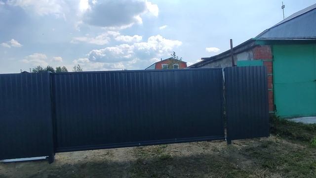 забор из профнастила нс 10. цвет по Ral7024. + откатные ворота