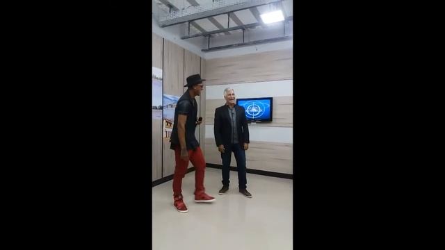Entrevista Programa Na Mira MC LN Charmozinho mandando uma rima ao vivo junto com o apresentador смотреть онлайн