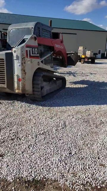 Lot 406 | Takeuchi TL10 Track Skid Steer смотреть онлайн