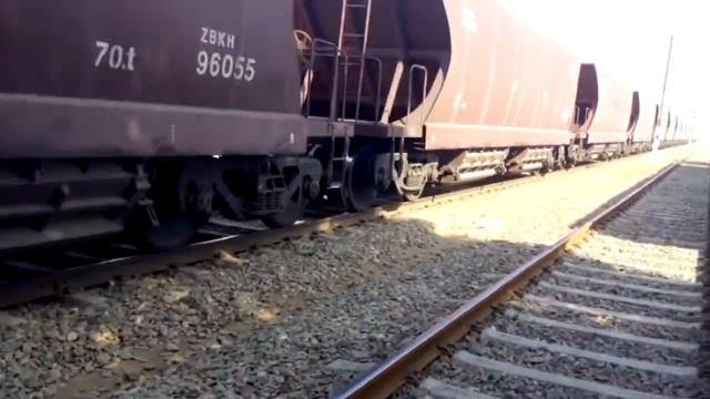 Beautiful and Powerful train fully loaded with coal смотреть онлайн