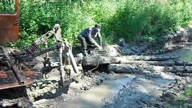 Трактор ДТ 75 и грязь... смотреть онлайн
