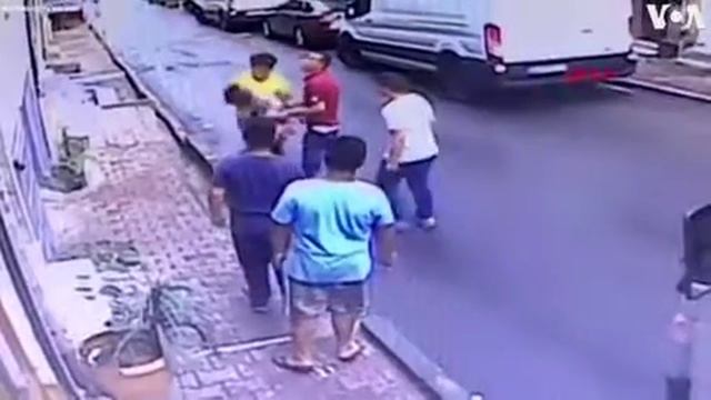 В Стамбуле подросток поймал девочку выпавшую из окна смотреть онлайн