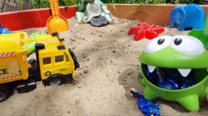 Поиграем в синий трактор! АМ НЯМ, Синий трактор, трактор Розочка и  Мусоровоз  на детской площадке!