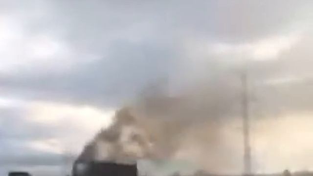 Между светлым озером и кара елга на обочине горит Камаз