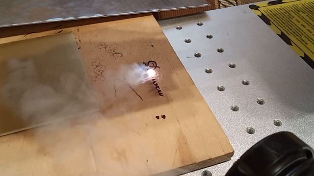 Гравировка на фанере моего ника - c использованием CO2-лазерного гравёра смотреть онлайн