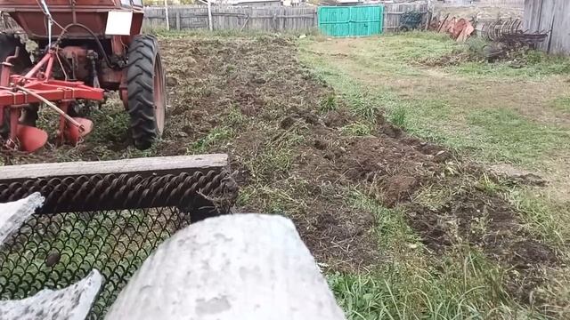 Осенняя вспашка трактором т 25  китайским плугом. Два поля целина и чернозем.