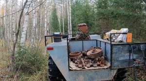 Траки и плюшки разбросаны повсюду.Металлокоп на каракате.