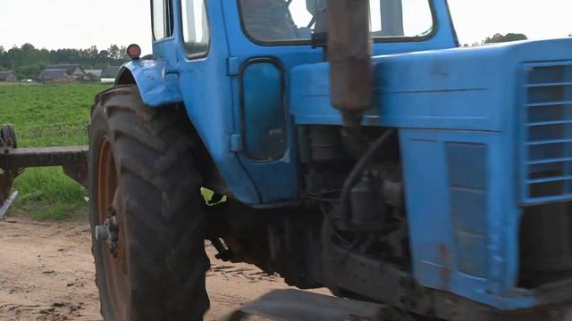 Синий трактор по полям едет. Видео для детей про настоящий трактор
