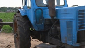 Синий трактор по полям едет. Видео для детей про настоящий трактор