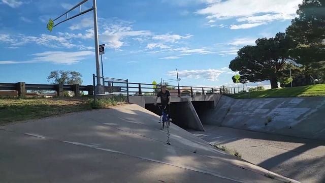 RIDING BMX AT STRANGER THINGS SEASON 4 FILMING LOCATIONS! смотреть онлайн