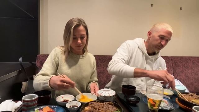 オーストラリアからの夫婦がすき焼きに挑戦！人生初の生卵と和牛に感動 смотреть онлайн