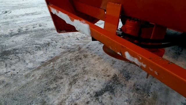 Rozmetadlo soli a štrku Locust 903 смотреть онлайн