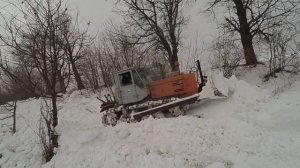 трактор т150 бульдозер      пробиває дорогу