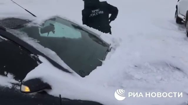 Алтайский край. Дороги замело, спасатели откапывают машины