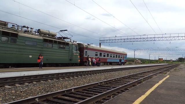 Электровоз ВЛ60К-887 с вагоном-путеизмерителем смотреть онлайн