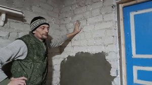 Начали ремонт в летней кухне. Наконец у нас появилась вешалка. Доделали будку. Я виновата во всем