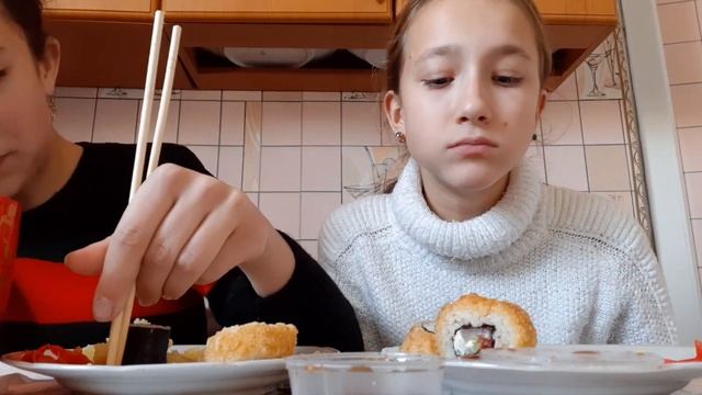 МУКБАНК//Снимаю с подружкой❤Роллы💕🍣
