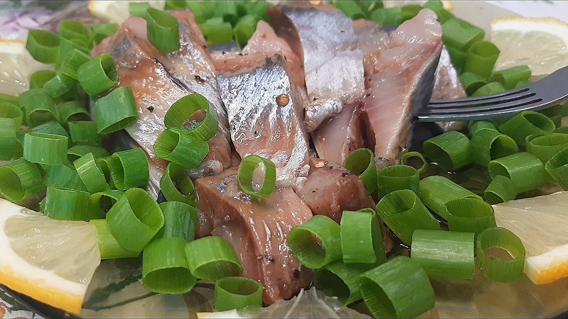 Малосольная сельдь в домашних условиях. Покупаю свежемороженную рыбку и солю простым способом! смотреть онлайн