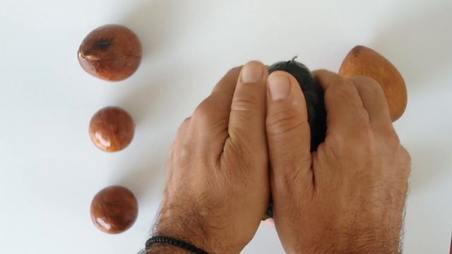Quick and Easy: Slice Your Avocado in Half the Right Way смотреть онлайн