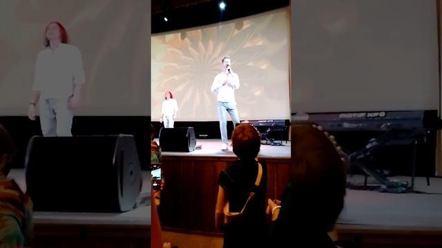моя дочь Галя танцует и снимает группу Садко. смотреть онлайн