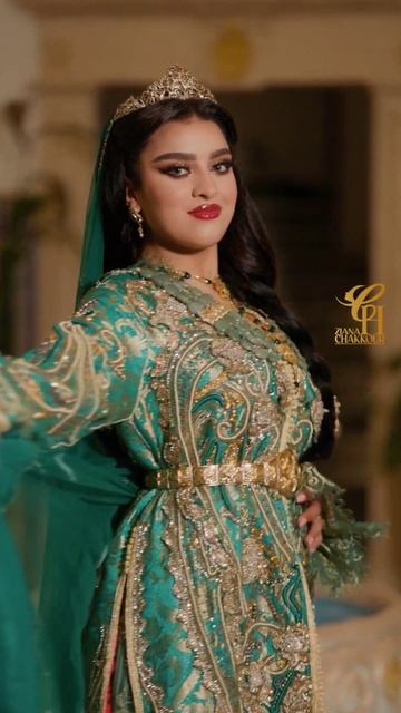 الفخامة سر من أسرار القفطان المغربي 🔥🔥Ziana : @ziana.achakkour Photography : @mohamed_egella смотреть онлайн