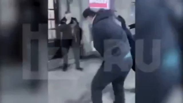 Лепс. Драка из-за партии в нарды. Григорий прячется за спинами охранников и наносит удары сопернику. смотреть онлайн