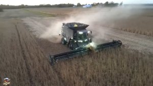 Fendt Ideal 9T Combine harvesting soybeans