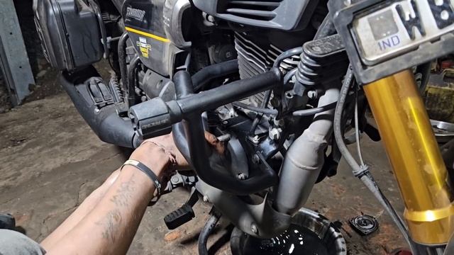 TVS Ronin 225 engine oil changing/ for after market / liqui Moly 10w-40 street race смотреть онлайн