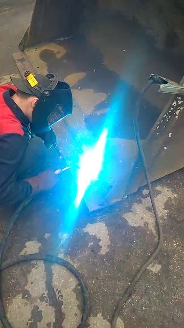 Сварка лезвия на ковше погрузчика. Самара смотреть онлайн