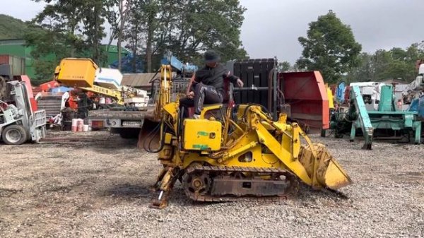 Фронтальный погрузчик с экскаваторной установкой Komatsu D10S