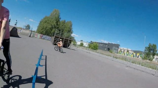 Улетел с фанбокса в GAME OF BIKE смотреть онлайн