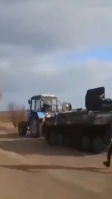 По полям, по полям синий трактор едет к нам смотреть онлайн