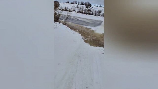 Перевожу стройматериал в деревню по последнему льду... смотреть онлайн