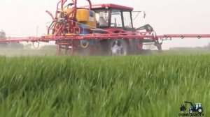 Навесной опрыскиватель с гидравлической штангой компании Jar-Met в работе