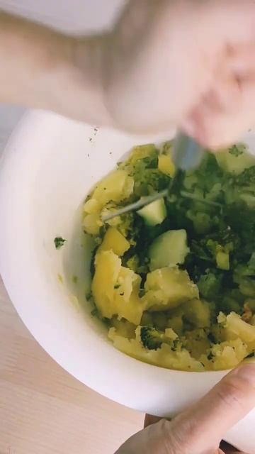 Коли є картопля та брокколі 🥦, готую такі яскраві та смачні оладки. #shortvideo #рецепты #брокколи смотреть онлайн