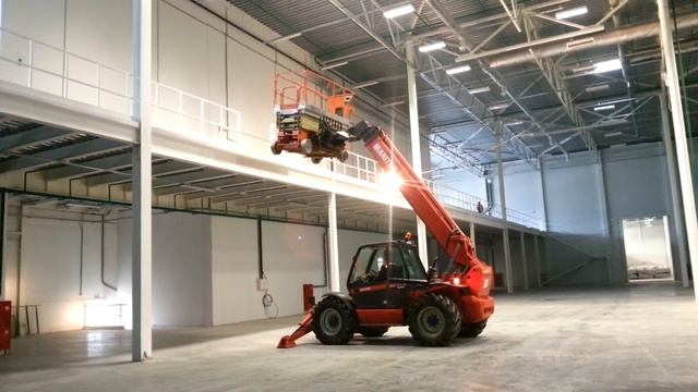 MANITOU 1740 снимает подьемник JLG смотреть онлайн